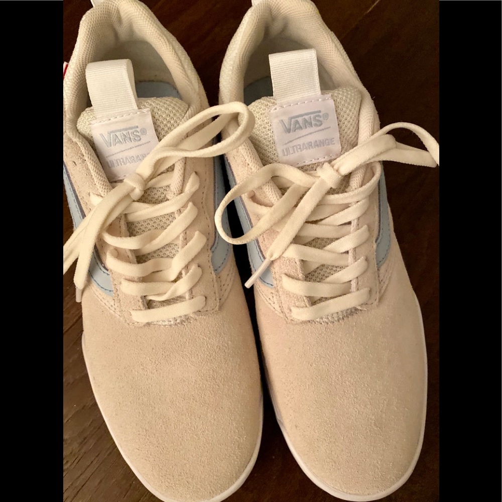🎉HOST PICK🎉Vans womenSZ-8-1/2 LNC Retail$88.